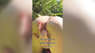 L’écolière Squirt Dans un Parc. Maya Alves