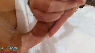 Il éjacule Sur Mes Mains et Je Lèche Son Sperme Après Une Sodomie
