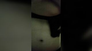 CHICA TETONA SE DESNUDA Y BAILA