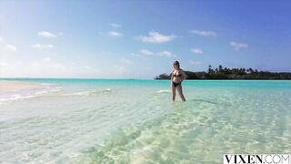 VIXEN Alone of vacay, Beauty Freya finds a new distraction