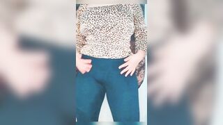 Haciendo Stripteace Performance En El Cuarto De La Oficina Enseñando Mi Tanga y Todo Mi Culo Gordo