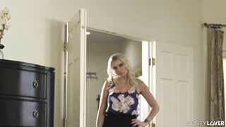 mom Kenzie Taylor Teaches Step-Daughter How Dick Should be Blown