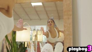 19 Yo Emily Willis bent down and showed up her amazingly hot