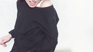 SMOKES ,PISSING DESPERATION ,WETTING PANTYHOSE, WET CAMELTOE PANTYHOSE,BAE FACE PEES HERSELF,ITALIANSE