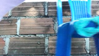 Una Gran Orinada De Una Bombshell Chica Al Aire Libre En Toda Su Ropa y En El Suelo