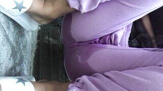 Una Gran Orinada De Una Bombshell Chica Al Aire Libre En Toda Su Ropa y En El Suelo