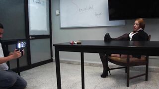 La Profesora Pervertida me Deja Grabar Miestras Se Masturba En El Salón De Clases
