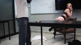 La Profesora Pervertida me Deja Grabar Miestras Se Masturba En El Salón De Clases