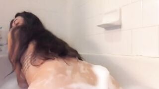 Vixen Rider Takes a Tub Showing her Butt and Twat off