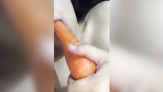 Me Puse a Chupar y Meterme Una Zanahoria Por Mi Apretado Coñito Antes De que Mis Papás Lleguen