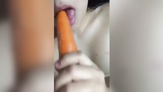 Me Puse a Chupar y Meterme Una Zanahoria Por Mi Apretado Coñito Antes De que Mis Papás Lleguen
