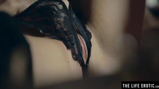 Watching herself inside the Mirror as she Masturbates to an Orgasm