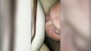 Caresses en solo et cunni dans le lit conjugal