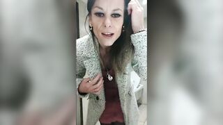 La milf si masturba di nascosto nel bagno del supermercato