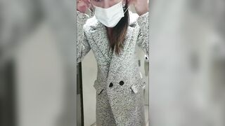 La milf si masturba di nascosto nel bagno del supermercato