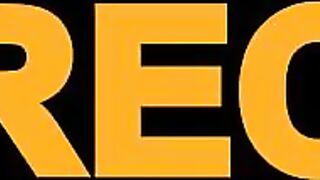 Hijastro Tocando Entrepiernas a Su Madrastra Coño Mojado Con Ganas De Meter La Pinga En Su Cola