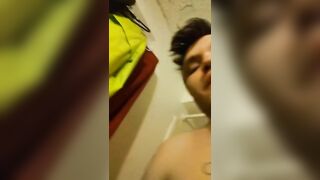 Je m'amuse avec ma femme enceinte et ses seins laiteux