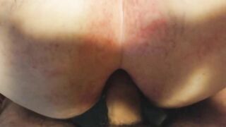 Une grosse mamie donne son cul à son mari