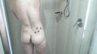 cougar Gets Surprised inside Shower & Covered with Huge Thick Creamy Facial