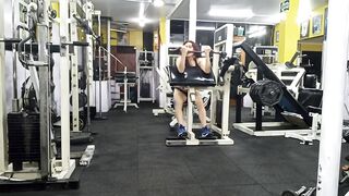HOT WORKOUT OF BICEPS OF THE BEAUTY GODDESS milf