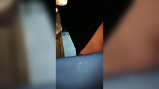 Perra Sucia Desperrada Por Orinar y Lo Hace En El Fregadero Del Baño