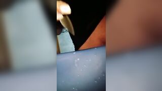 Perra Sucia Desperrada Por Orinar y Lo Hace En El Fregadero Del Baño