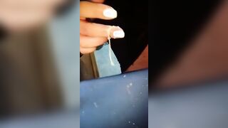 Perra Sucia Desperrada Por Orinar y Lo Hace En El Fregadero Del Baño