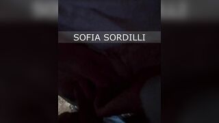 Sul Telefonino Di Mia Moglie Trovo un Tape Di un Uomo Che La Scopa a Pecora into Una Campagna.