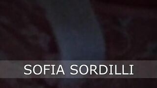 Sul Telefonino Di Mia Moglie Trovo un Tape Di un Uomo Che La Scopa a Pecora into Una Campagna.