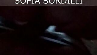 Sul Telefonino Di Mia Moglie Trovo un Tape Di un Uomo Che La Scopa a Pecora into Una Campagna.