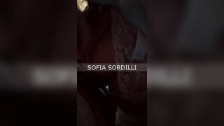 Sul Telefonino Di Mia Moglie Trovo un Tape Di un Uomo Che La Scopa a Pecora into Una Campagna.