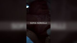 Sul Telefonino Di Mia Moglie Trovo un Tape Di un Uomo Che La Scopa a Pecora into Una Campagna.