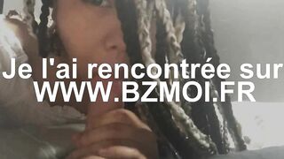 Une asiatique en rasta suce pour retirer le sperme de son ami