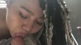 Une asiatique en rasta suce pour retirer le sperme de son ami