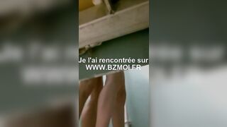 Un mec filme en cachette un couple qui baise dans une cabine à la piscine publique
