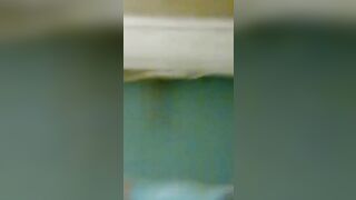 Un mec filme en cachette un couple qui baise dans une cabine à la piscine publique