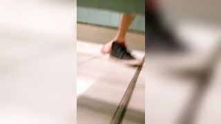 Un mec filme en cachette un couple qui baise dans une cabine à la piscine publique