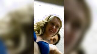 Un mec filme en cachette un couple qui baise dans une cabine à la piscine publique