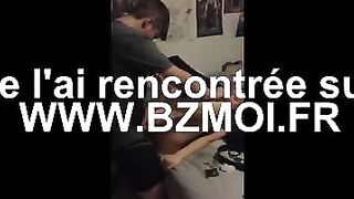 Un jeune étudiant maltraite sa copine chinoise en lobligeant à baiser de manière brut