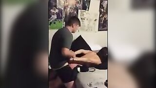 Un jeune étudiant maltraite sa copine chinoise en lobligeant à baiser de manière brut