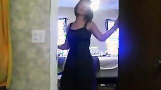 Jeune cochonne fait un show bien coquin