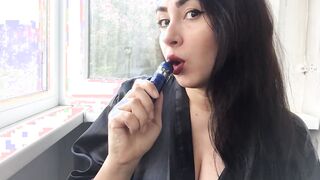Beautifull curvy mom smoke on balcony and masturbate unshaved soak vagina !