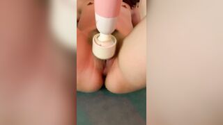 スレンダー貧乳美女　電マで大量潮吹き　①