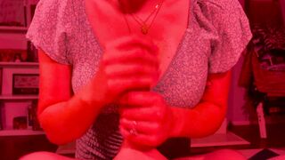 Huge Hooters mom Give Hand Job