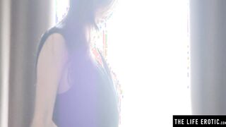 Nude Bombshell into shibari fetish ropes masturbates to an orgasm