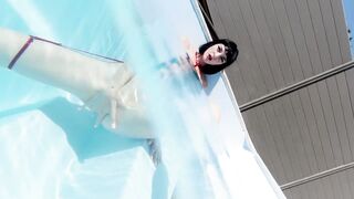 Masturbation et doigtage de cul aquatique