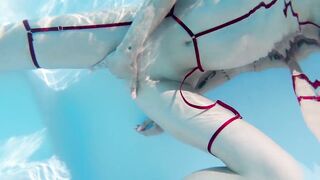 Masturbation et doigtage de cul aquatique