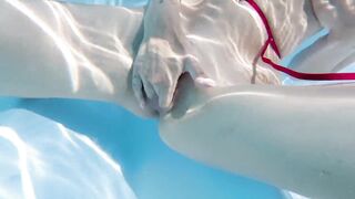 Masturbation et doigtage de cul aquatique