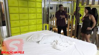 Recepcionista gostosa tira a calcinha , vai na suite falar