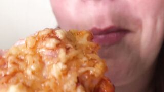Une bonne pizza & donut. Mes seins recouvert de sauce et sucre. FOOD #3